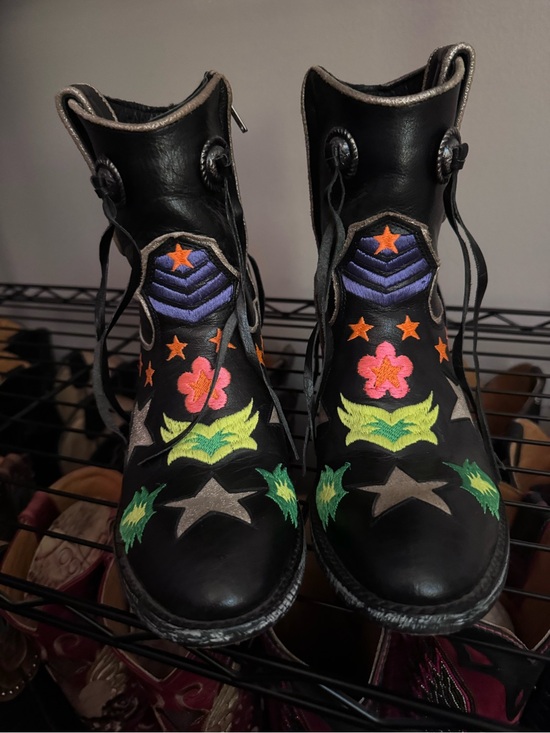 MEXICANA Shoes - MEXICANA Black Leather Embroidered Floral & Star Ankle Boots